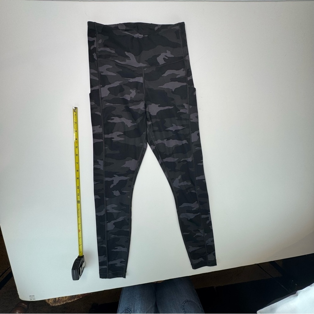 Athleta Ultimate Camo 7/8 Tight Size XS - Picture 5 of 16